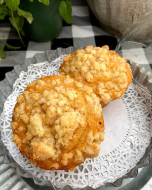 https://d2q6dnj4cg2jw.cloudfront.net/wp-content/uploads/2020/03/13072635/apple-crumb-muffins-300x375.jpg